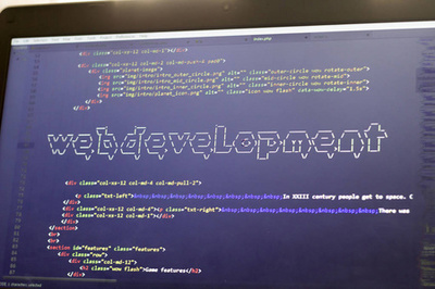 日落余暉中的代碼時光 現(xiàn)代Web開發(fā)者的數(shù)字工作臺